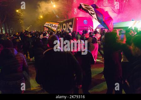 Die Anhänger von Paris Saint-Germain versammelten sich vor dem Stadion, als das Spiel hinter verschlossenen Türen gespielt wurde. Es gab keine Fans im Parc des Princes wegen Bedenken wegen des Coronavirus. Stockfoto