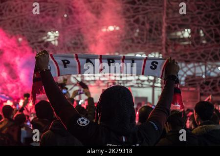 Die Anhänger von Paris Saint-Germain versammelten sich vor dem Stadion, als das Spiel hinter verschlossenen Türen gespielt wurde. Es gab keine Fans im Parc des Princes wegen Bedenken wegen des Coronavirus. Stockfoto