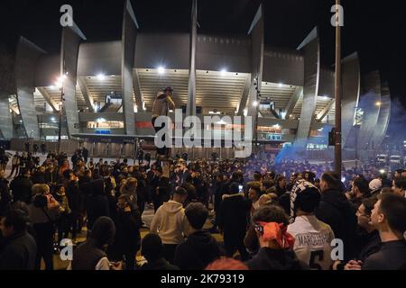 Die Anhänger von Paris Saint-Germain versammelten sich vor dem Stadion, als das Spiel hinter verschlossenen Türen gespielt wurde. Es gab keine Fans im Parc des Princes wegen Bedenken wegen des Coronavirus. Stockfoto