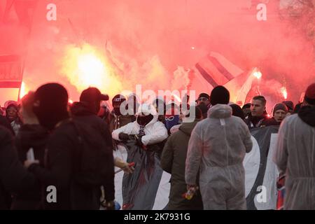 Die Anhänger von Paris Saint-Germain versammelten sich vor dem Stadion, als das Spiel hinter verschlossenen Türen gespielt wurde. Es gab keine Fans im Parc des Princes wegen Bedenken wegen des Coronavirus. Stockfoto