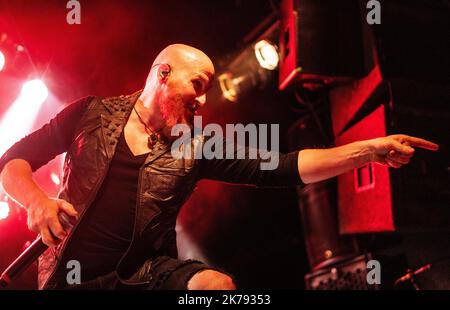 Malmoe, Schweden. 16. Oktober 2022. Die englische Heavy Metal Band Diamond Head spielt ein Live-Konzert im Kulturbolaget in Malmoe. Hier ist Sänger Rasmus Bom Andersen live auf der Bühne zu sehen. (Foto: Gonzales Photo/Alamy Live News Stockfoto
