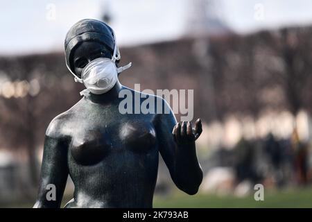 Inszenierung einer maske aus dem jahr FFP3 auf einer Maillol-Statue, um die Auswirkungen der Epidemie des neuen Coronavirus Covid 19 auf den Tourismus und die Inhaftiertheit nach den Ankündigungen des Präsidenten der Republik, Emmanuel Macron, zu veranschaulichen Stockfoto