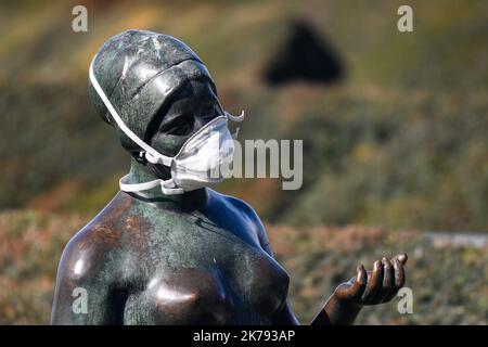 Inszenierung einer maske aus dem jahr FFP3 auf einer Maillol-Statue, um die Auswirkungen der Epidemie des neuen Coronavirus Covid 19 auf den Tourismus und die Inhaftiertheit nach den Ankündigungen des Präsidenten der Republik, Emmanuel Macron, zu veranschaulichen Stockfoto