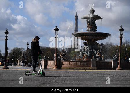 - Die Wüstenbildung der Straßen von Paris nach Ankündigungen des Präsidenten der Republik, Emmanuel Macron, über die Epidemie des neuen Coronavirus, Covid 19. Stockfoto