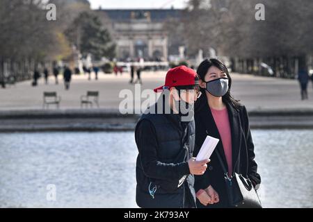 - Die Wüstenbildung der Straßen von Paris nach Ankündigungen des Präsidenten der Republik, Emmanuel Macron, über die Epidemie des neuen Coronavirus, Covid 19. Stockfoto