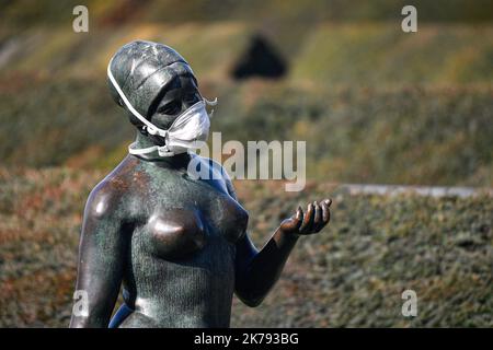 Inszenierung einer maske aus dem jahr FFP3 auf einer Maillol-Statue, um die Auswirkungen der Epidemie des neuen Coronavirus Covid 19 auf den Tourismus und die Inhaftiertheit nach den Ankündigungen des Präsidenten der Republik, Emmanuel Macron, zu veranschaulichen Stockfoto