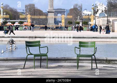 - Die Wüstenbildung der Straßen von Paris nach Ankündigungen des Präsidenten der Republik, Emmanuel Macron, über die Epidemie des neuen Coronavirus, Covid 19. Stockfoto