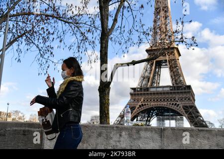 / 13/03/2020 - Frankreich / Ile-de-France (Region) / Paris - Seltene Touristen, die in FFP2 Masken gekleidet sind, kommen, um den Eiffelturm zu bewundern, trotz der Epidemie des neuen Coronavirus, Covid 19. Stockfoto