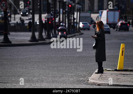 - Die Wüstenbildung der Straßen von Paris nach Ankündigungen des Präsidenten der Republik, Emmanuel Macron, über die Epidemie des neuen Coronavirus, Covid 19. Stockfoto