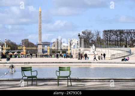 - Die Wüstenbildung der Straßen von Paris nach Ankündigungen des Präsidenten der Republik, Emmanuel Macron, über die Epidemie des neuen Coronavirus, Covid 19. Stockfoto