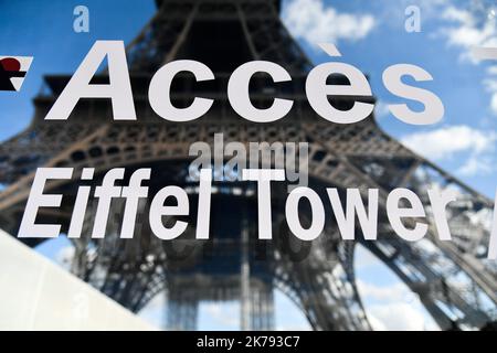 / 13/03/2020 - Frankreich / Ile-de-France (Region) / Paris - Seltene Touristen, die in FFP2 Masken gekleidet sind, kommen, um den Eiffelturm zu bewundern, trotz der Epidemie des neuen Coronavirus, Covid 19. Stockfoto