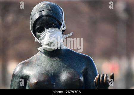 Inszenierung einer maske aus dem jahr FFP3 auf einer Maillol-Statue, um die Auswirkungen der Epidemie des neuen Coronavirus Covid 19 auf den Tourismus und die Inhaftiertheit nach den Ankündigungen des Präsidenten der Republik, Emmanuel Macron, zu veranschaulichen Stockfoto