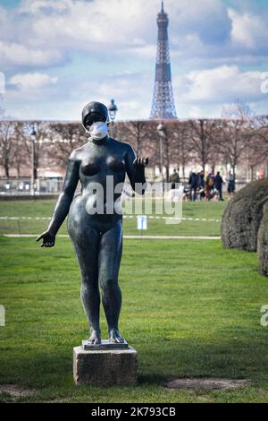 Inszenierung einer maske aus dem jahr FFP3 auf einer Maillol-Statue, um die Auswirkungen der Epidemie des neuen Coronavirus Covid 19 auf den Tourismus und die Inhaftiertheit nach den Ankündigungen des Präsidenten der Republik, Emmanuel Macron, zu veranschaulichen Stockfoto