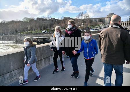 / 13/03/2020 - Frankreich / Ile-de-France (Region) / Paris - Seltene Touristen, die in FFP2 Masken gekleidet sind, kommen, um den Eiffelturm zu bewundern, trotz der Epidemie des neuen Coronavirus, Covid 19. Stockfoto