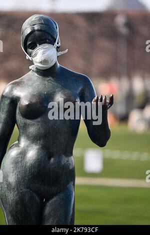 Inszenierung einer maske aus dem jahr FFP3 auf einer Maillol-Statue, um die Auswirkungen der Epidemie des neuen Coronavirus Covid 19 auf den Tourismus und die Inhaftiertheit nach den Ankündigungen des Präsidenten der Republik, Emmanuel Macron, zu veranschaulichen Stockfoto