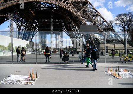 / 13/03/2020 - Frankreich / Ile-de-France (Region) / Paris - Seltene Touristen, die in FFP2 Masken gekleidet sind, kommen, um den Eiffelturm zu bewundern, trotz der Epidemie des neuen Coronavirus, Covid 19. Stockfoto