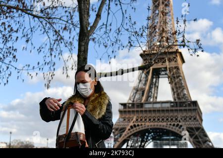 / 13/03/2020 - Frankreich / Ile-de-France (Region) / Paris - Seltene Touristen, die in FFP2 Masken gekleidet sind, kommen, um den Eiffelturm zu bewundern, trotz der Epidemie des neuen Coronavirus, Covid 19. Stockfoto