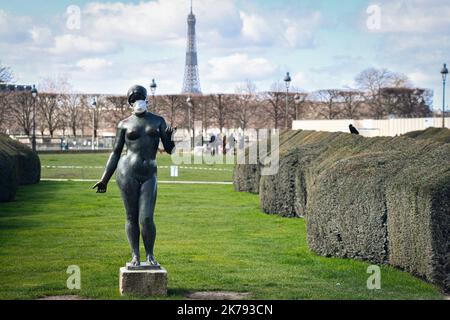 Inszenierung einer maske aus dem jahr FFP3 auf einer Maillol-Statue, um die Auswirkungen der Epidemie des neuen Coronavirus Covid 19 auf den Tourismus und die Inhaftiertheit nach den Ankündigungen des Präsidenten der Republik, Emmanuel Macron, zu veranschaulichen Stockfoto