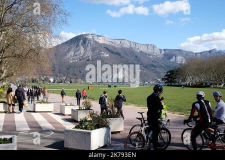 Annecy befindet sich in der Nähe einer Gruppe von Coronavirus, gibt nicht in Panik. Das Leben geht normal weiter, und Restaurants zeigen normale Anwesenheit Stockfoto