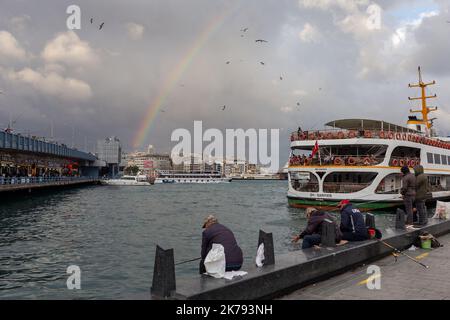 17. Oktober 2022: Regenbogenhintergrund bei Sonnenuntergang von der Galata-Brücke auf der historischen Halbinsel Istanbul, Turkiye am 17. Oktober 2022. Die Galata-Brücke ist eine Brücke, die das Goldene Horn in Istanbul, Türkei, überspannt. Vor allem seit dem Ende des 19.. Jahrhunderts ist die Brücke in der türkischen Literatur, im Theater, in der Poesie und in Romanen zu finden. (Bild: © Tolga Ildun/ZUMA Press Wire) Stockfoto