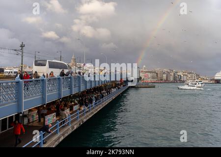 17. Oktober 2022: Regenbogenhintergrund bei Sonnenuntergang von der Galata-Brücke auf der historischen Halbinsel Istanbul, Turkiye am 17. Oktober 2022. Die Galata-Brücke ist eine Brücke, die das Goldene Horn in Istanbul, Türkei, überspannt. Vor allem seit dem Ende des 19.. Jahrhunderts ist die Brücke in der türkischen Literatur, im Theater, in der Poesie und in Romanen zu finden. (Bild: © Tolga Ildun/ZUMA Press Wire) Stockfoto