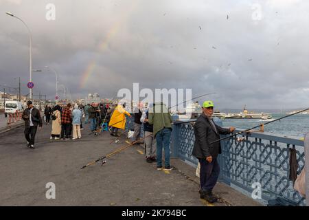 17. Oktober 2022: Regenbogenhintergrund bei Sonnenuntergang von der Galata-Brücke auf der historischen Halbinsel Istanbul, Turkiye am 17. Oktober 2022. Die Galata-Brücke ist eine Brücke, die das Goldene Horn in Istanbul, Türkei, überspannt. Vor allem seit dem Ende des 19.. Jahrhunderts ist die Brücke in der türkischen Literatur, im Theater, in der Poesie und in Romanen zu finden. (Bild: © Tolga Ildun/ZUMA Press Wire) Stockfoto
