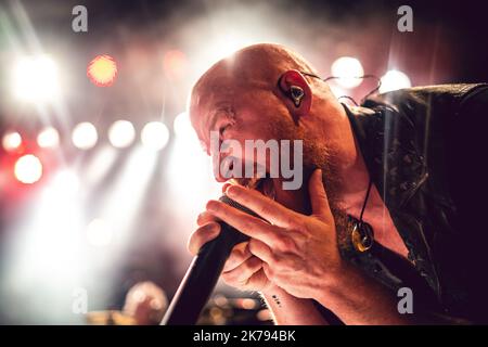 Malmoe, Schweden. 16. Oktober 2022. Die englische Heavy Metal Band Diamond Head spielt ein Live-Konzert im Kulturbolaget in Malmoe. Hier ist Sänger Rasmus Bom Andersen live auf der Bühne zu sehen. (Foto: Gonzales Photo/Alamy Live News Stockfoto