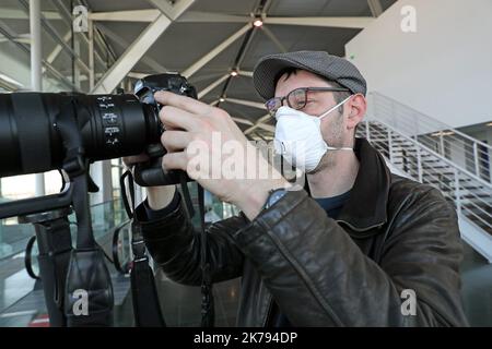 AFP-Fotojournalist Sébastien Bozon trägt eine Maske, um sich vor dem Coronavirus (Covod-19) bei der Arbeit zu schützen, 18. März 2020. Stockfoto