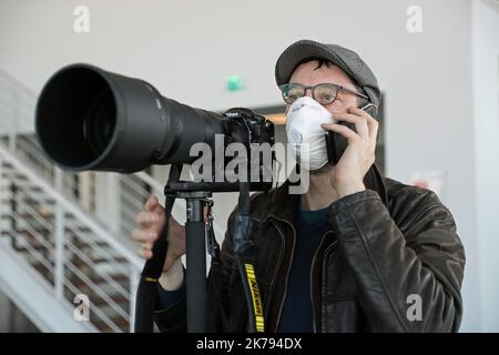 AFP-Fotojournalist Sébastien Bozon trägt eine Maske, um sich vor dem Coronavirus (Covod-19) bei der Arbeit zu schützen, 18. März 2020. Stockfoto