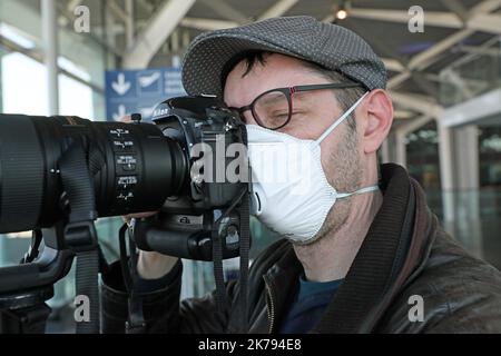 AFP-Fotojournalist Sébastien Bozon trägt eine Maske, um sich vor dem Coronavirus (Covod-19) bei der Arbeit zu schützen, 18. März 2020. Stockfoto