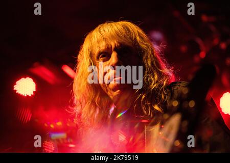 Malmoe, Schweden. 16. Oktober 2022. Die englische Heavy Metal Band Diamond Head spielt ein Live-Konzert im Kulturbolaget in Malmoe. Hier ist Gitarrist Brian Tatler live auf der Bühne zu sehen. (Foto: Gonzales Photo/Alamy Live News Stockfoto
