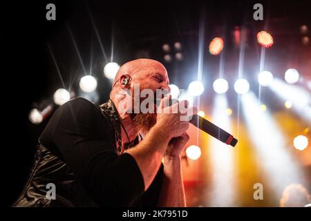 Malmoe, Schweden. 16. Oktober 2022. Die englische Heavy Metal Band Diamond Head spielt ein Live-Konzert im Kulturbolaget in Malmoe. Hier ist Sänger Rasmus Bom Andersen live auf der Bühne zu sehen. (Foto: Gonzales Photo/Alamy Live News Stockfoto