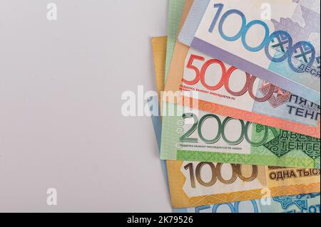 Kasachstan Geld - Tenge. 500, 1000, 2000, 5000, 10000 Banknoten. Nahaufnahme der Ranke auf weißem Hintergrund. Stockfoto