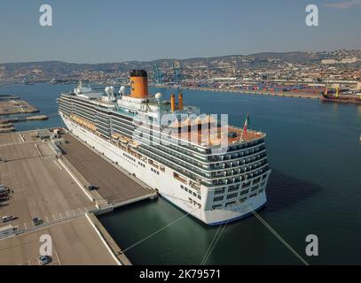 Die italienische Kreuzfahrt Costa Luminosa kam im französischen Mittelmeerhafen Marseille an. Es wird vermutet, dass das Schiff Passagiere befördert, die mit dem Coronavirus infiziert sind Stockfoto