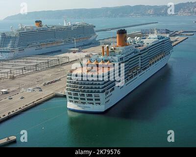 Die italienische Kreuzfahrt Costa Luminosa kam im französischen Mittelmeerhafen Marseille an. Es wird vermutet, dass das Schiff Passagiere befördert, die mit dem Coronavirus infiziert sind Stockfoto