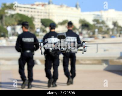 Nizza, Frankreich, märz 20. 2020 - Kontrolle mit Drohne über die Einhaltung von Anti-Covid-19-Maßnahmen : die Promenade des Anglais ist für die Öffentlichkeit gesperrt Stockfoto