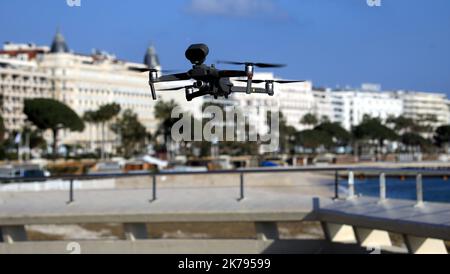 Nizza, Frankreich, märz 20. 2020 - Kontrolle mit Drohne über die Einhaltung von Anti-Covid-19-Maßnahmen : die Promenade des Anglais ist für die Öffentlichkeit gesperrt Stockfoto