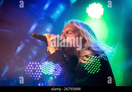 Malmoe, Schweden. 16. Oktober 2022. Die britische Heavy Metal Band Saxon spielt ein Live-Konzert im Kulturbolaget in Malmoe. Hier ist Sänger Biff Byford live auf der Bühne zu sehen. (Foto: Gonzales Photo/Alamy Live News Stockfoto