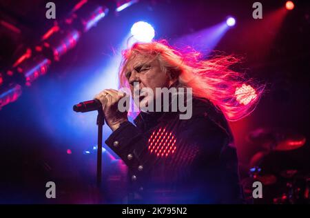 Malmoe, Schweden. 16. Oktober 2022. Die britische Heavy Metal Band Saxon spielt ein Live-Konzert im Kulturbolaget in Malmoe. Hier ist Sänger Biff Byford live auf der Bühne zu sehen. (Foto: Gonzales Photo/Alamy Live News Stockfoto