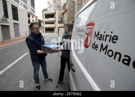 Lieferung von Mahlzeiten aus dem Rathaus von Monaco mit dem Roten Kreuz im Rahmen einer Coronavirus-Pandemie. Kein Kontakt zwischen Lieferstellen und Begünstigten. Stockfoto