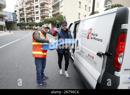 Lieferung von Mahlzeiten aus dem Rathaus von Monaco mit dem Roten Kreuz im Rahmen einer Coronavirus-Pandemie. Kein Kontakt zwischen Lieferstellen und Begünstigten. Stockfoto