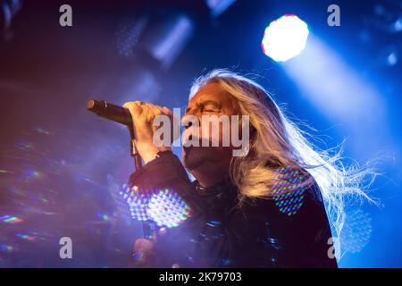 Malmoe, Schweden. 16. Oktober 2022. Die britische Heavy Metal Band Saxon spielt ein Live-Konzert im Kulturbolaget in Malmoe. Hier ist Sänger Biff Byford live auf der Bühne zu sehen. (Foto: Gonzales Photo/Alamy Live News Stockfoto