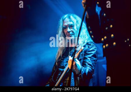 Malmoe, Schweden. 16. Oktober 2022. Die britische Heavy Metal Band Saxon spielt ein Live-Konzert im Kulturbolaget in Malmoe. Hier ist Gitarrist Doug Scarratt live auf der Bühne zu sehen. (Foto: Gonzales Photo/Alamy Live News Stockfoto