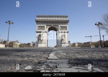 â©PHOTOPQR/LE PARISIEN/Matthieu de Martignac ; Paris ; 01/04/2020 ; Confinement Ã Paris jour 16 La place de l'Etoile avec l'Arc de Triomphe - Frankreich - Coronavirus: Confinement in Paris, day 16. Stockfoto