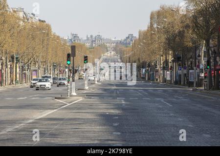 â©PHOTOPQR/LE PARISIEN/Matthieu de Martignac ; Paris ; 01/04/2020 ; Confinement Ã Paris jour 16 Vue des Champs ElysÃ©es - Frankreich - Coronavirus: Confinement in Paris, day 16. Stockfoto