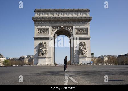 â©PHOTOPQR/LE PARISIEN/Matthieu de Martignac ; Paris ; 01/04/2020 ; Confinement Ã Paris jour 16 La place de l'Etoile avec l'Arc de Triomphe - Frankreich - Coronavirus: Confinement in Paris, day 16. Stockfoto