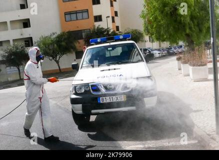 Albufeira, Portugal, April 2. 2020 - in Albufeira putzen die Menschen die Straßen. Portugal ist in Europa das weniger betroffene Land von Covid-19 Stockfoto