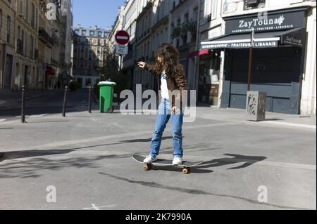 â©PHOTOPQR/LE PARISIEN/Matthieu de Martignac ; Paris ; 01/04/2020 ; Confinement Ã Paris jour 16 Enfant en train de faire du Skate - France - Coronavirus: Confinement in Paris, day 16. Stockfoto