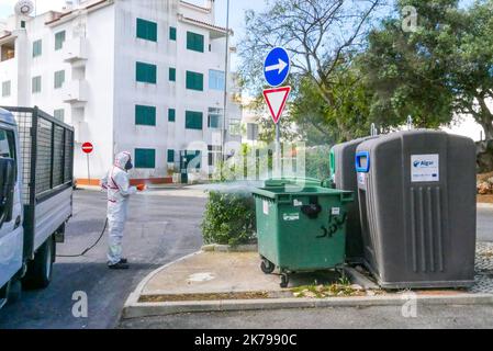 Albufeira, Portugal, April 2. 2020 - in Albufeira putzen die Menschen die Straßen. Portugal ist in Europa das weniger betroffene Land von Covid-19 Stockfoto