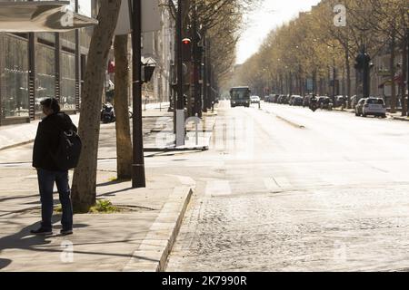 â©PHOTOPQR/LE PARISIEN/Matthieu de Martignac ; Paris ; 01/04/2020 ; confinement Ã Paris jour 16 Avenue Kleber, un homme masquÃ© attend son Bus - France - Coronavirus: Confinement in Paris, day 16. Stockfoto